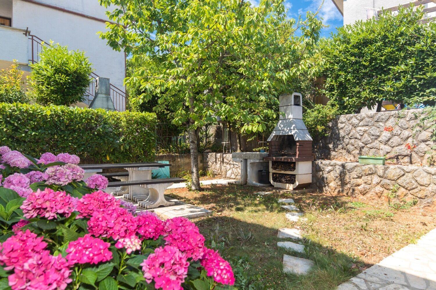 Apartments Kate - 100 M From Beach Malinska Exterior photo